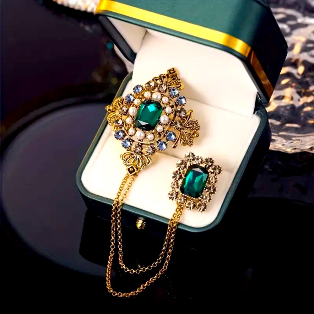 Luxurious Gold Brooch Set with Emerald Green Stones